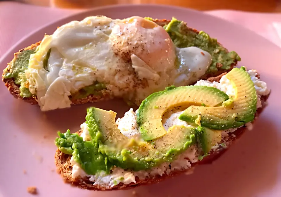 Pane integrale ai cereali +avocado + uovo e formaggio 😋|Federica Mezzogoriさん