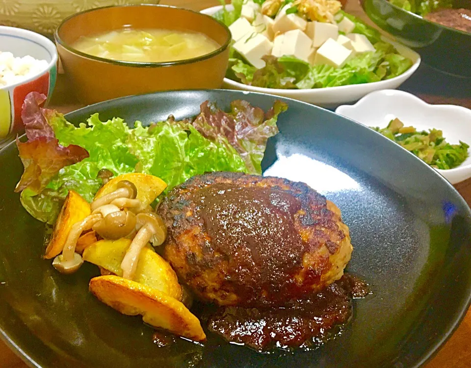 晩ごはん🌙.*🌟🌟
もち麦入りチーズinハンバーグ
豆腐サラダ
芹の浅漬け
野菜の味噌汁
麦ご飯|ぽんたさん