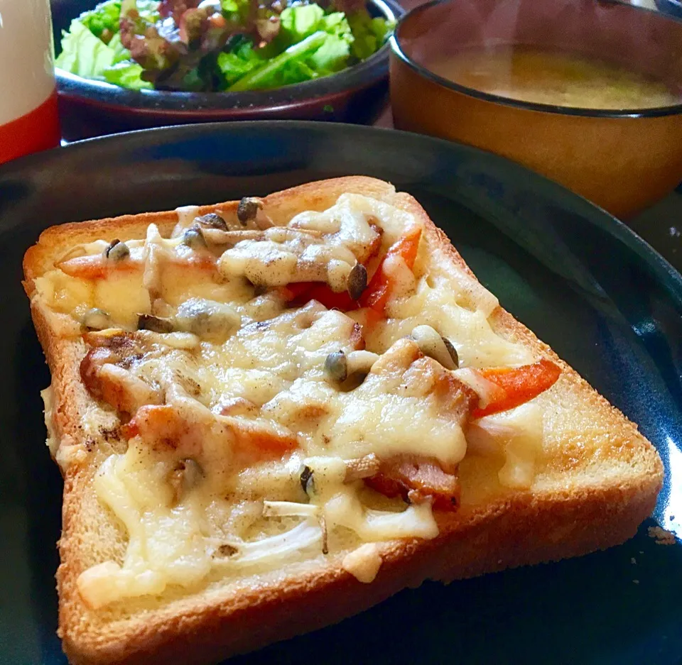 朝ごはん(*Ü*)ﾉ"☀                        テリヤキチキンと〆ジ人参のスパイシーピザトースト🍕🍞                 サラダ 野菜の味噌汁|ぽんたさん