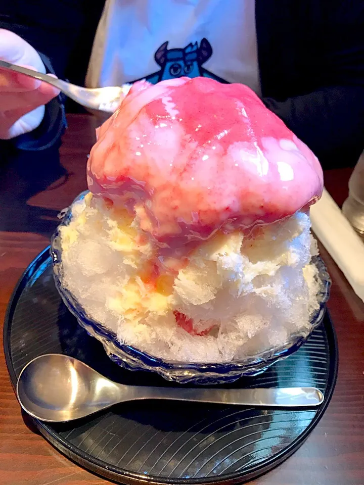 人気ケーキ屋さんのフラッペ🍧自家製フレッシュストロベリー🍓ソースと練乳がけ💕|misakoさん