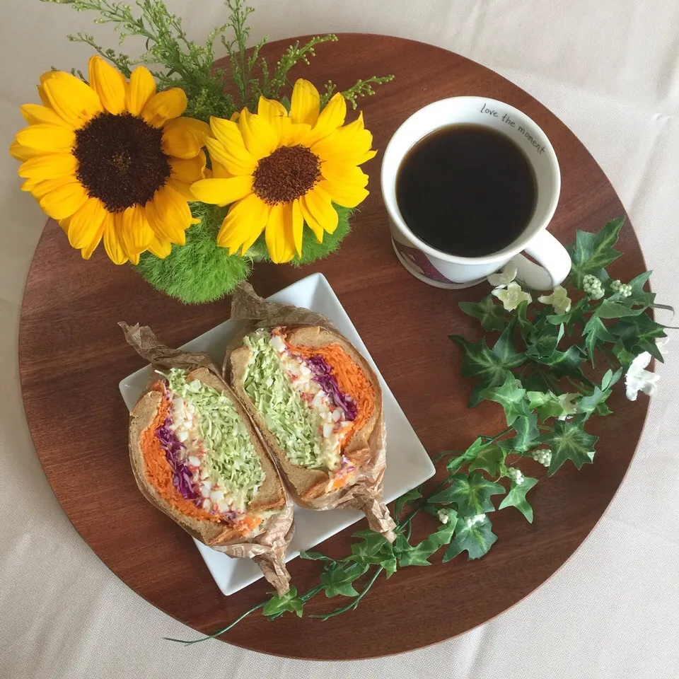 Snapdishの料理写真:6/13❤︎たまごサラダ&カニカマ和えお野菜たっぷりサンド❤︎
朝から雨降り☔️肌寒い日…神宮楽天交流戦はあるのかな…|Makinsさん