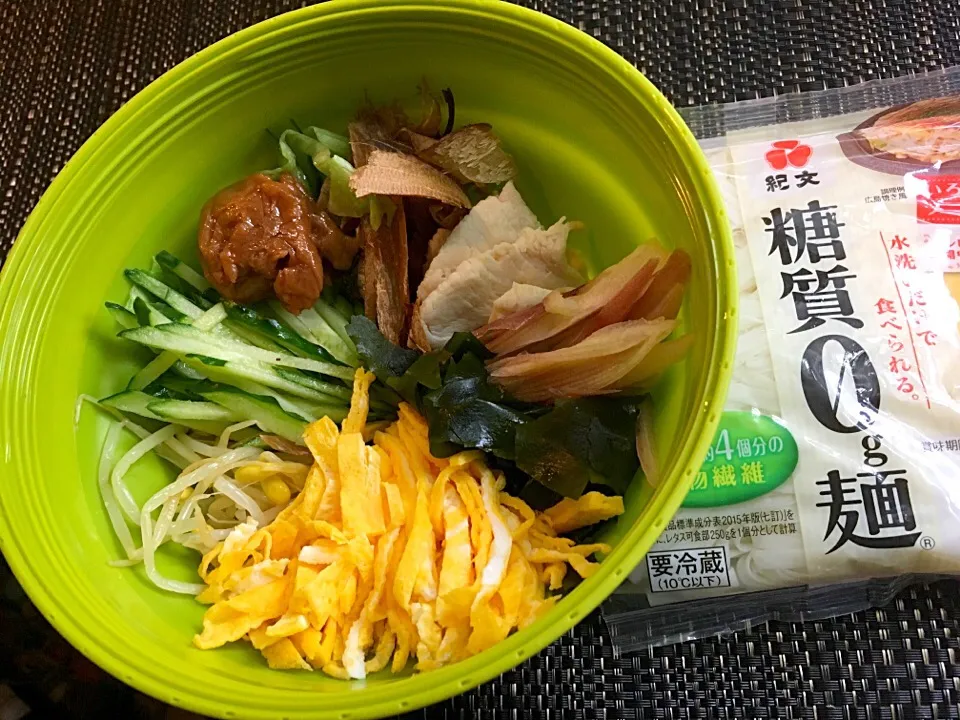 さっと水通しするだけの糖質ゼロ麺で、ぶっかけランチ。
豆もやし、ミョウガ、きゅうり、食べる鰹節、胸肉、錦糸卵。

ちょっと物足りませんでした（ ;  ; ）

#糖質ゼロg麺 #ぶっかけ麺|Naoko Miyataさん