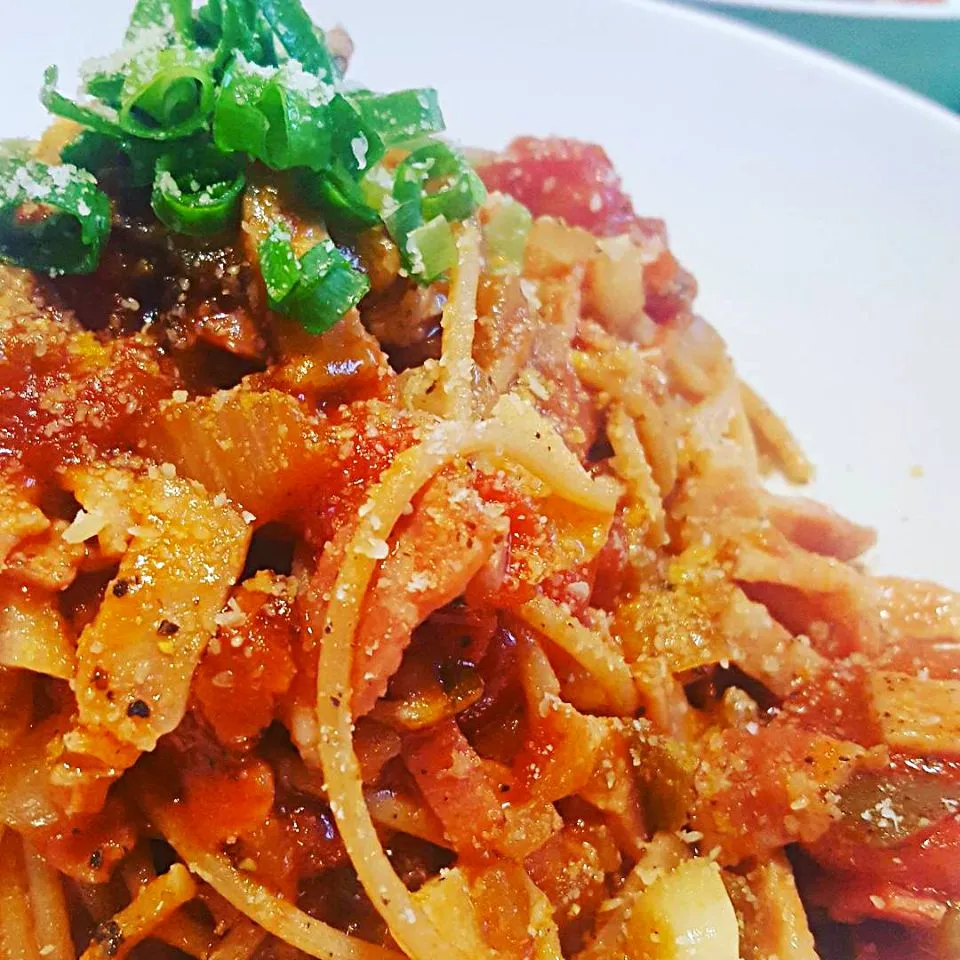 #glutenfree  Spaghetti Pasta with Fresh Garlic,Tomatoes, Bacon , chilli,&Fresh Thyme #Chefemanuel|Emanuel Hayashiさん