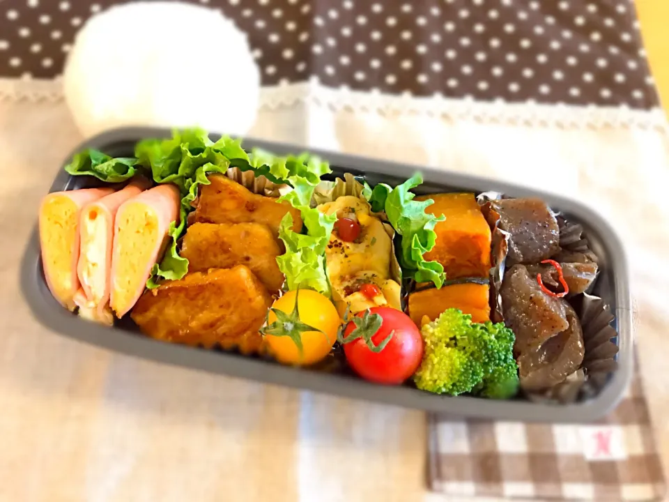 めかじき わさびバター醤油🐟
卵焼きハム挟み🍳
じゃが丸コーン🌽
かぼちゃ煮物🎃
こんにゃくピリ辛炒め😝
🌳🍅🍙|あやこさん