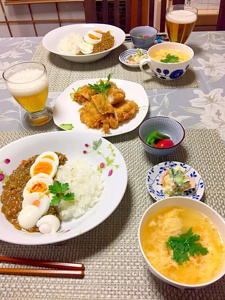 Snapdishの料理写真:キーマカレー。チキン卵スープ。オクラとトマトの煮浸し。チキンカツ。|りょうさん