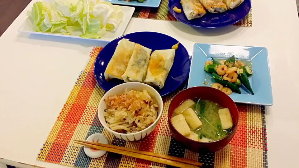 Snapdishの料理写真:今日の夕食　めかじきと豆苗の春巻き、オクラとえびの中華風炒め、きのこの炊き込みご飯、豆苗と油揚げの味噌汁、塩きゃべつ|pinknari🐰🌈さん