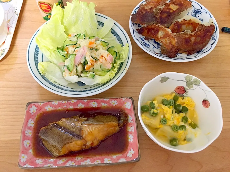 Snapdishの料理写真:カレイの煮付、ポテトサラダ、高野豆腐の卵とじ、餃子|ほなさん