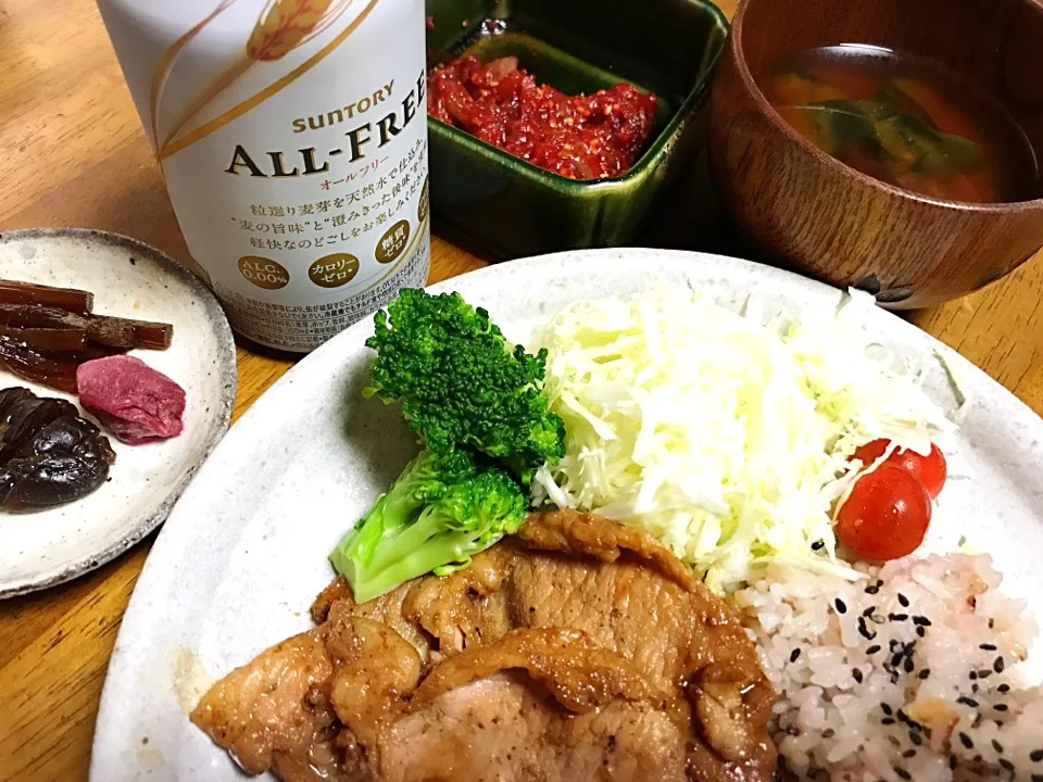 醤で醸した豚肉を、油引かずにジュワァ〜っと焼いて
#自家製味噌の味噌玉でパパッとお味噌汁出来上がり
これまた#自家製の#キャラブキ・#梅干しも一緒に食卓へ|めーらさん