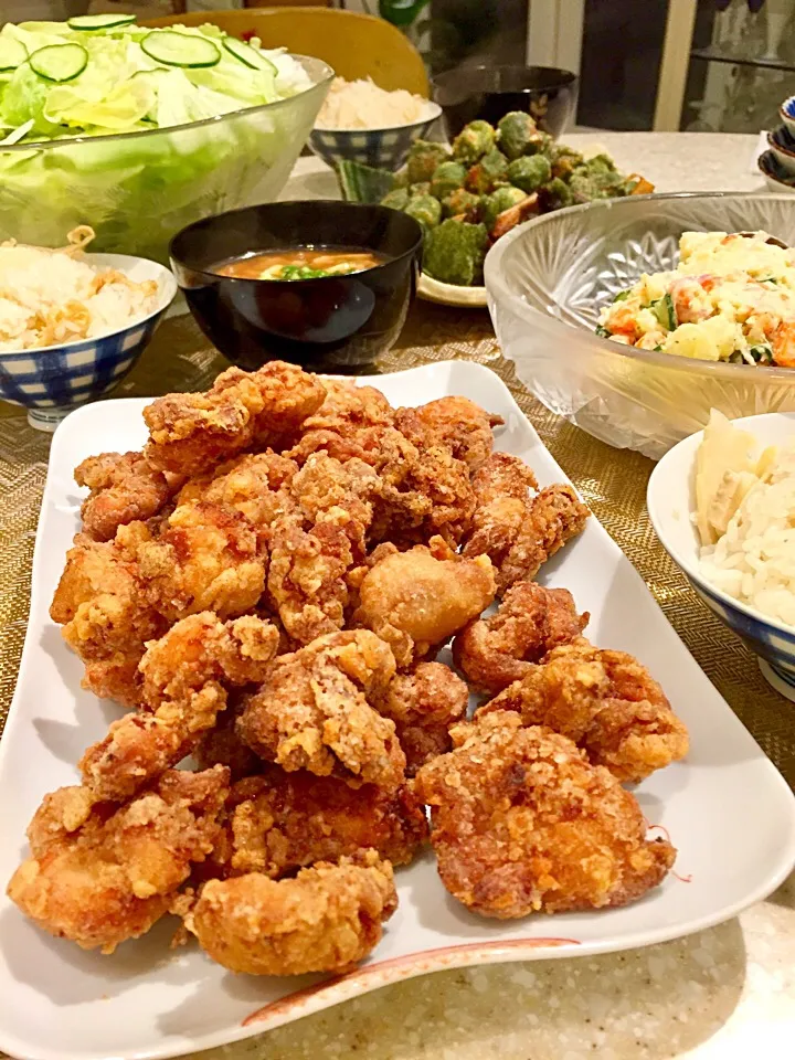 鳥の竜田揚げ  ちくわチーズ磯辺揚げ   椎茸磯辺揚げ  山盛りグリーンサラダ🥗       
ポテトサラダ    たけのこ炊き込みご飯
豆腐と油揚げの味噌汁|Mayumiさん