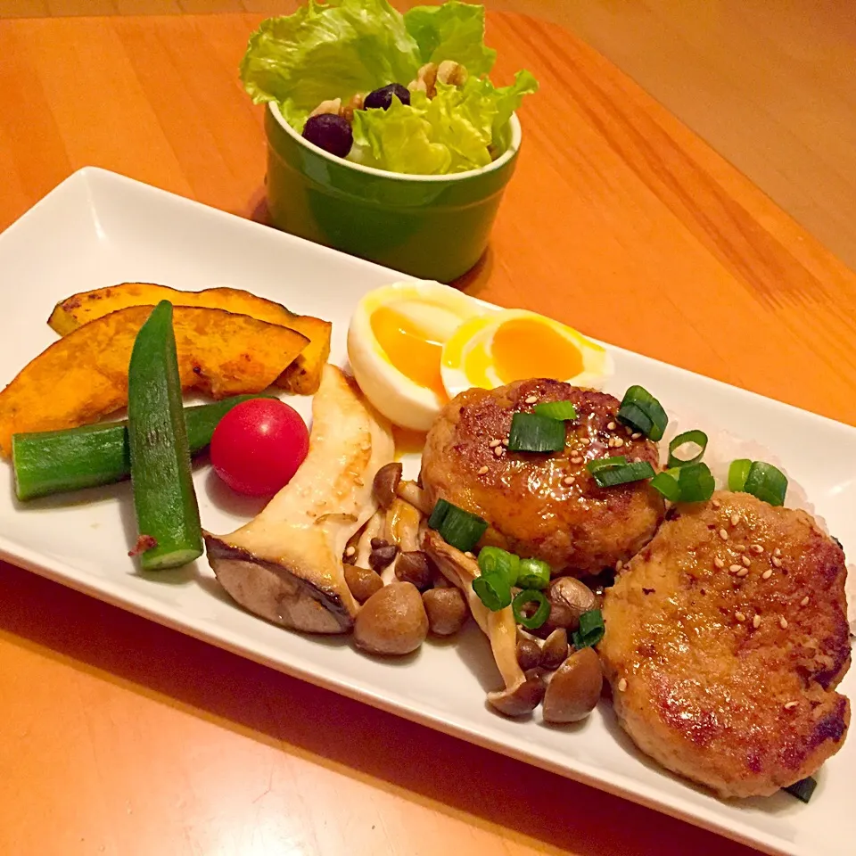 Snapdishの料理写真:豆腐ハンバーグと焼き野菜プレート、くるみとブルーベリーのサラダ|harukaさん