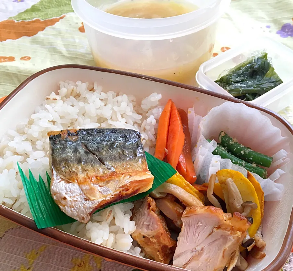 単身赴任の昼ごはん☀️🌞
🍴鯖鶏弁当🍱
焼き塩鯖
スパイシー照り焼きチキン
ズッキーニと〆ジのソテー
人参ソースきんぴら
インゲン胡麻和え
野沢菜漬
野菜の味噌汁
麦ご飯|ぽんたさん