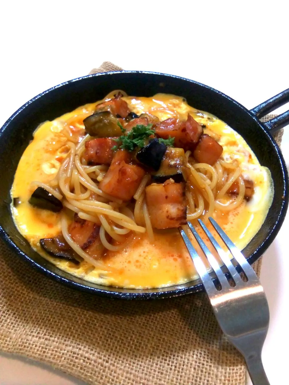 鉄板であつあつ♡茄子とベーコンのチリソースパスタ♡|しほさん