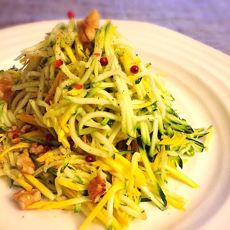 Snapdishの料理写真:ズッキーニのサラダ🥗クルミとピンクペッパーと。|きょーこさん