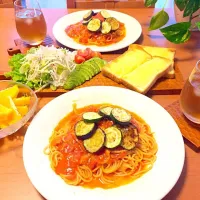 ナスとズッキーニのトマトソースパスタ|ゆりりさん