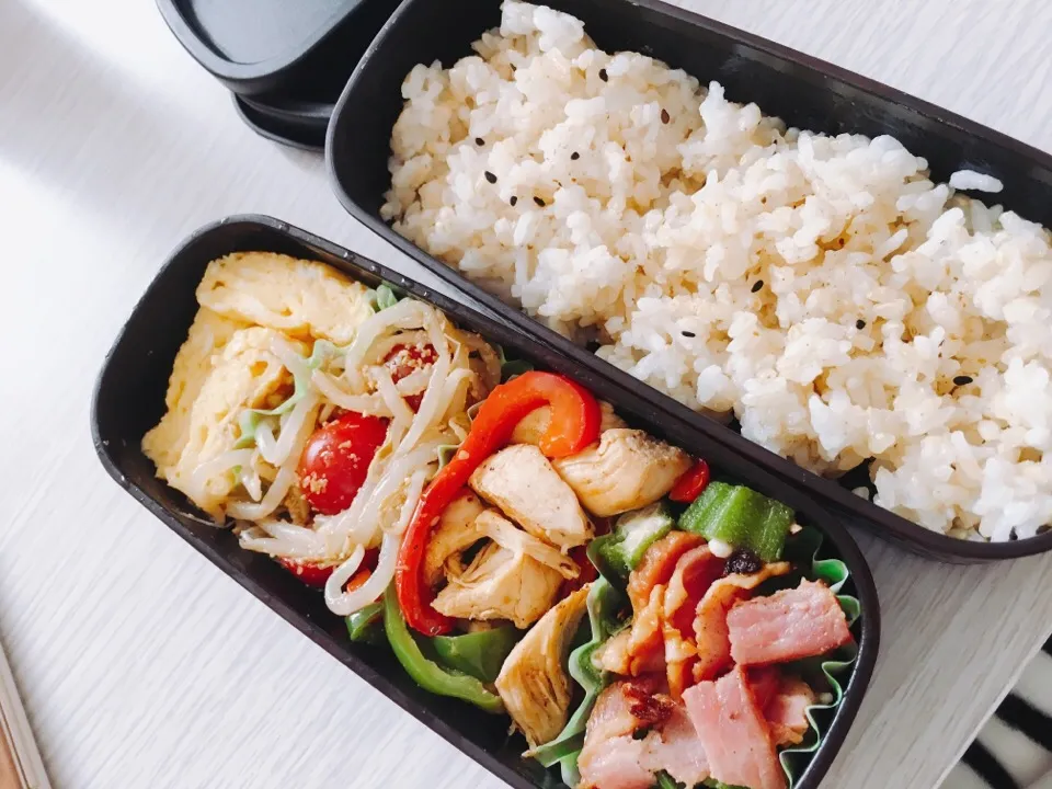 お弁当〜
手前から、オクラベーコン炒め
ささみとパプリカとピーマンの中華炒め
もやしとミニトマトのナムル
玉子焼き！|なななさん