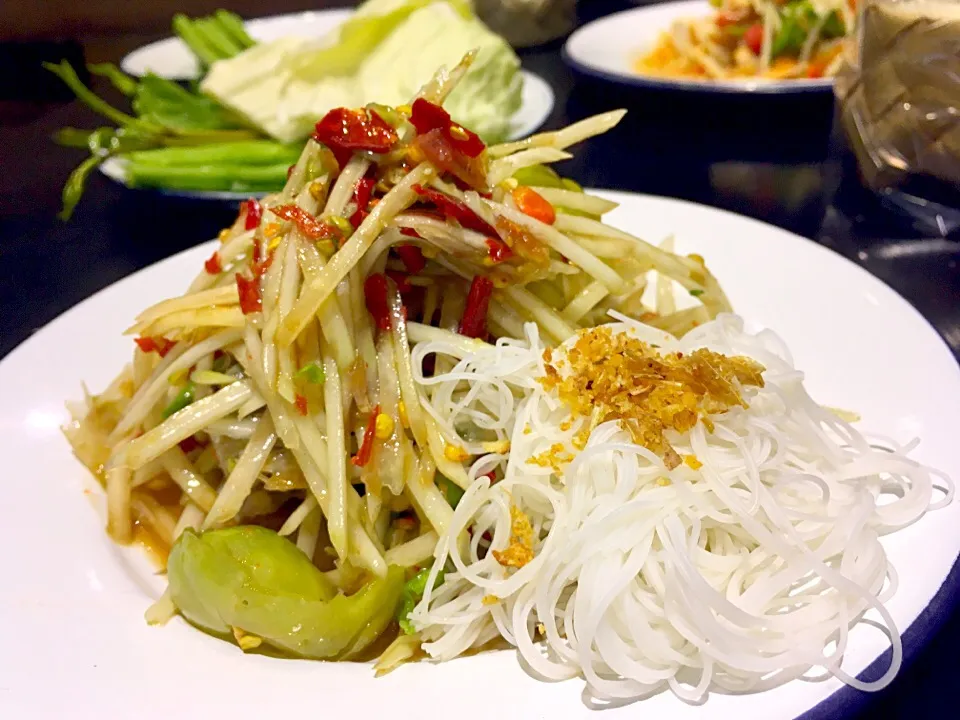 Papaya salad🌶🌶|Issara. 🍴さん