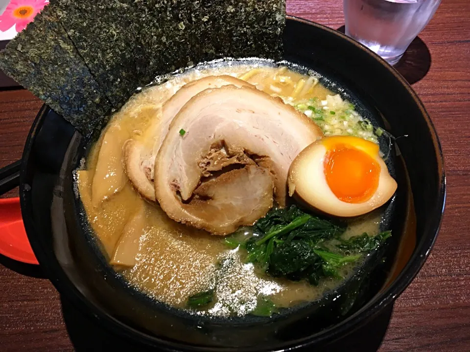 Snapdishの料理写真:麺GO家のラーメン♡
家系ラーメンです♡
豚骨醤油…♡|かおちさん