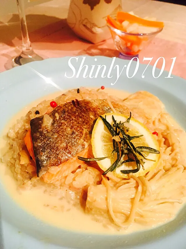 Snapdishの料理写真:母から教わった簡単レシピ👩‍🍳✨
サーモンムニエルwithミルクソース &十穀米のリゾット🇫🇷🇨🇳😋🍴✨
#美容 
#薬膳 
#無添加 
#薬膳料理 
#手作り 
#健康 
#簡単 
#おいしい 
#ヘルシー 
#栄養たっぷり 
#フランス料理 
#母の味 
#鮭のムニエル|Shinly0701さん