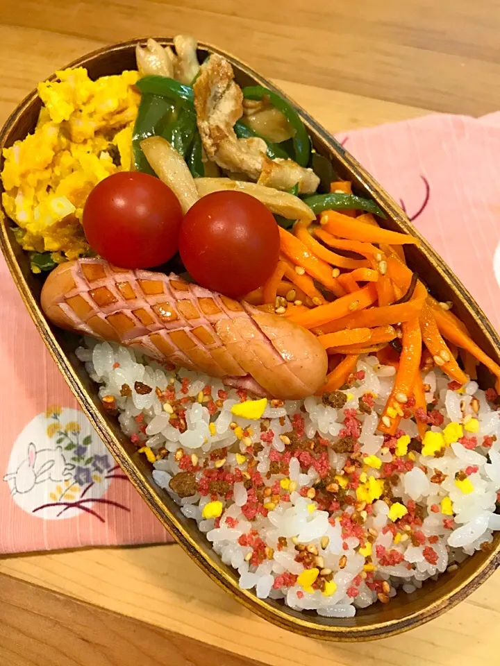 Snapdishの料理写真:パパたろ弁当

ふりかけごはん
かぼちゃサラダ
豚肉 ピーマン えりんぎの中華炒め
人参のナムル
ソーセージ
ミニトマト|ひななぎさん