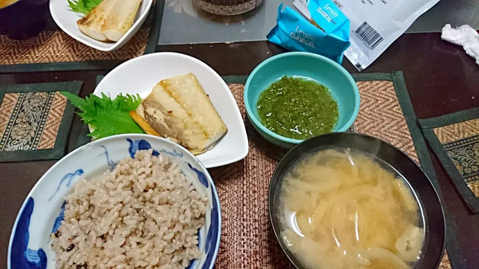 Snapdishの料理写真:めかぶ&鯖&玉ねぎの味噌汁|まぐろさん