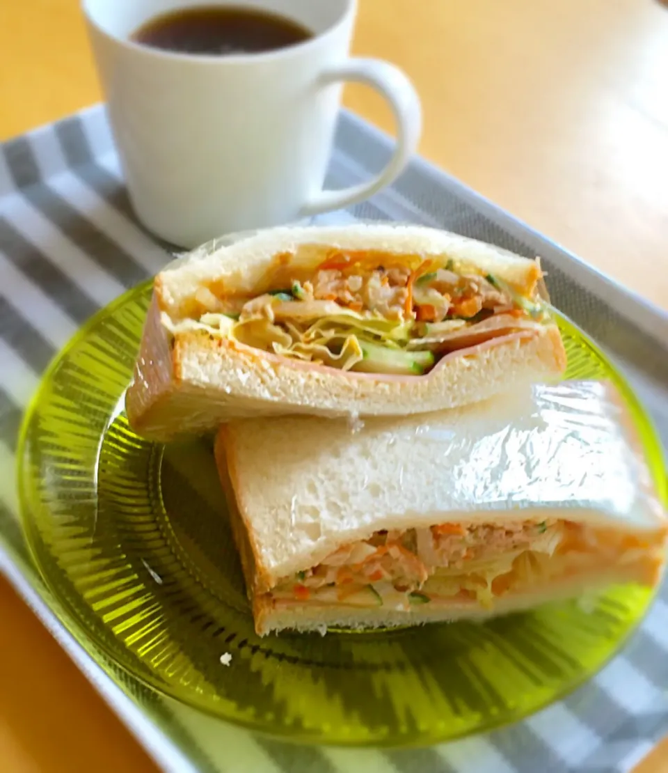 ともさんの料理 ツナ胡瓜もやしの胡麻コチュマヨ和えでサンドイッチ☆|ひとみさん