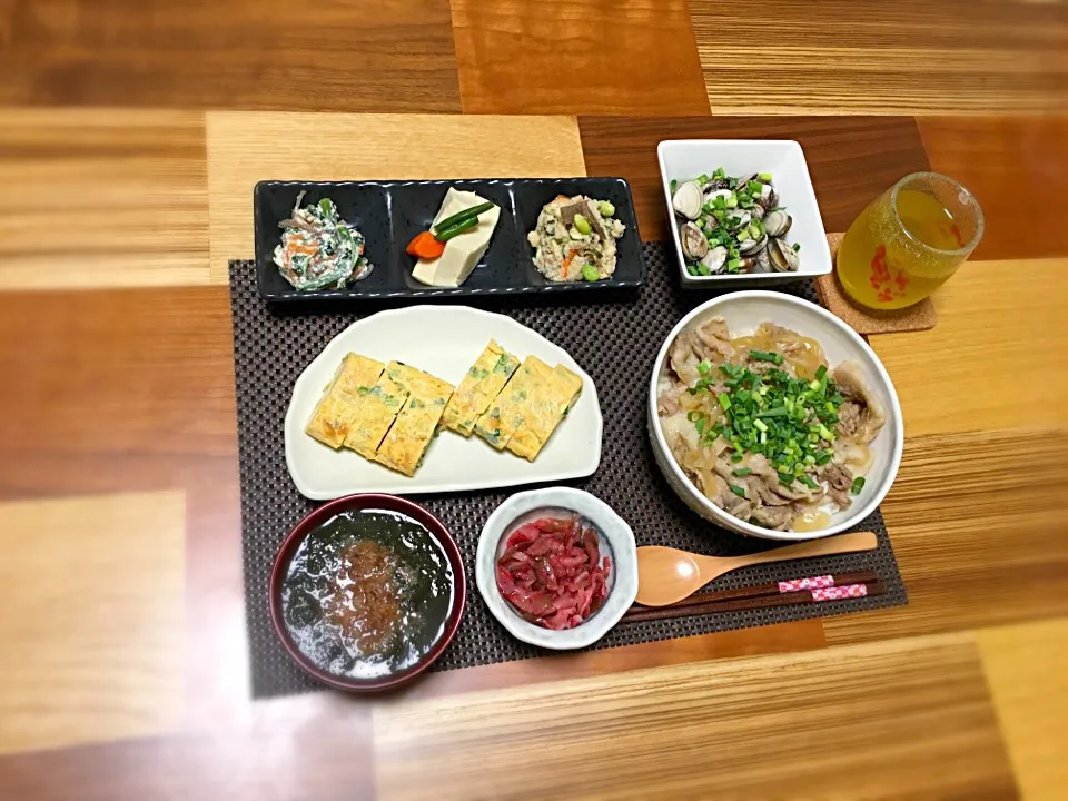 Snapdishの料理写真:豚丼
あさりの酒蒸し
白和え
高野豆腐
卯の花
ネギ入り卵焼き
梅ザーサイ
とろろ昆布のお吸い物#和食 #豚丼 #たまごやき #あさりの酒蒸し #丼もの #白和え|ぼんぼんさん