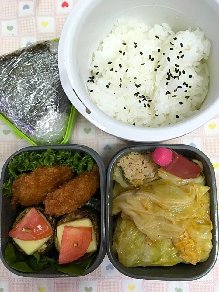 6月14日息子弁当
ロールキャベツ  味噌カツ  ズッキーニチーズ焼きトマト  梅干のデカおむすび|オリーブさん