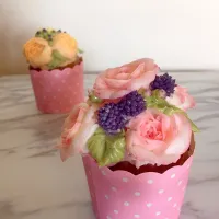 Snapdishの料理写真:Buttercream rose Piping
#flower #花 #handmade #buttercream #rose #薔薇 #cupcakes #piping|Fat Bunny Kingさん