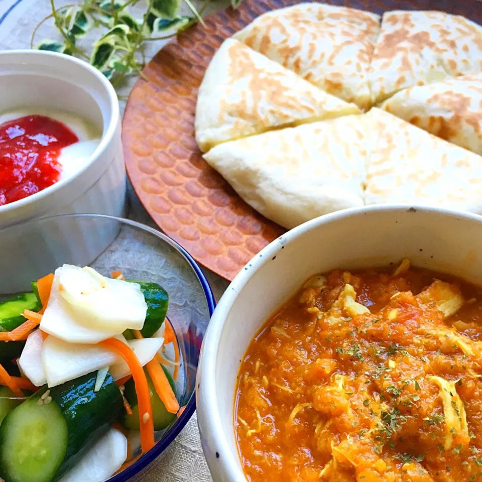 ＊自家製トマトチキンカレー&チーズたっぷりナン ＊採れたて野菜の浅漬け ＊自家製苺ソースヨーグルト #古川家ごはん #古川家 #料理研究一家 #チーズナン #カレー #curry|料理研究一家「古川家」さん