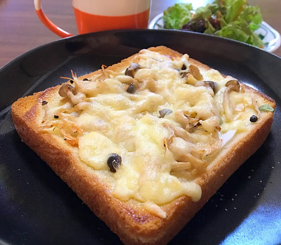 単身赴任の朝ごはん(*Ü*)ﾉ"☀
シメジ、なめ茸、干しエビのピザトースト🍕🍞
サラダ|ぽんたさん