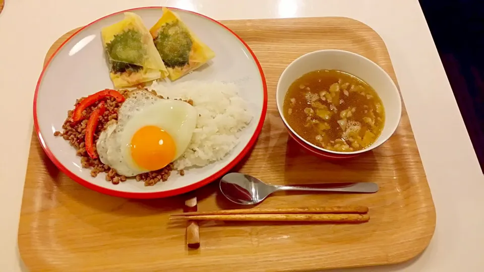 Snapdishの料理写真:今日の夕食　大豆肉のガパオライス、トマトの春巻き、豚肉の黒酢スープ|pinknari🐰🌈さん