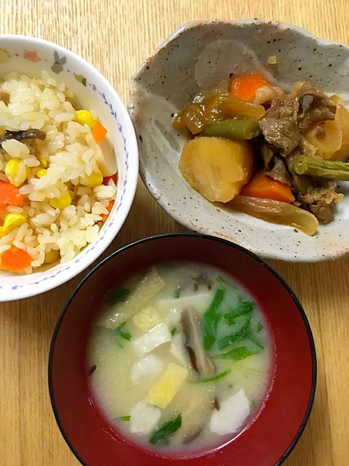 #ムスメご飯 

とうもろこし混ぜ込みご飯、肉じゃが、里芋と水菜のみそ汁|mossan＠OSAKAさん