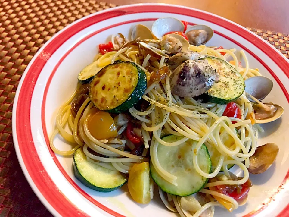 Snapdishの料理写真:Spaghetti aglio e olio🐚ｽﾊﾟｹﾞｯﾃｨ･ｱｰﾘｵ･ｵｰﾘｵ<もずくとあさりのお野菜たっぷりｶﾞｰﾘｯｸｵｲﾙﾊﾟｽﾀ>|🌈Ami🍻さん