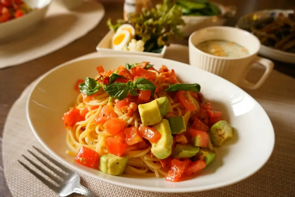 トマトとアボカドとバジルの冷製パスタ🍝|✿えれ✿さん