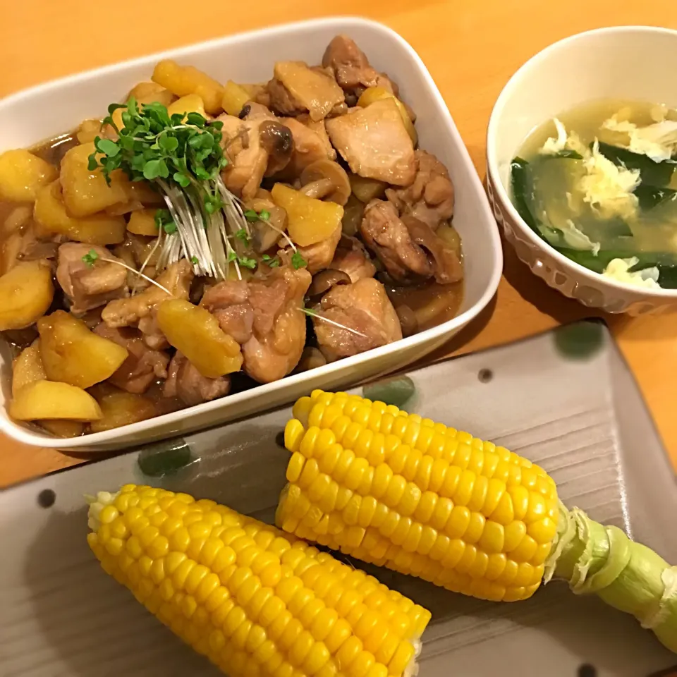 Snapdishの料理写真:もも肉とじゃがいもの照り焼き、ダシダのスープ、採れたてとうもろこし🌽|あおさん