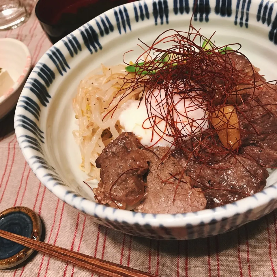 焼肉丼 温玉乗せ♪|麻紀子さん