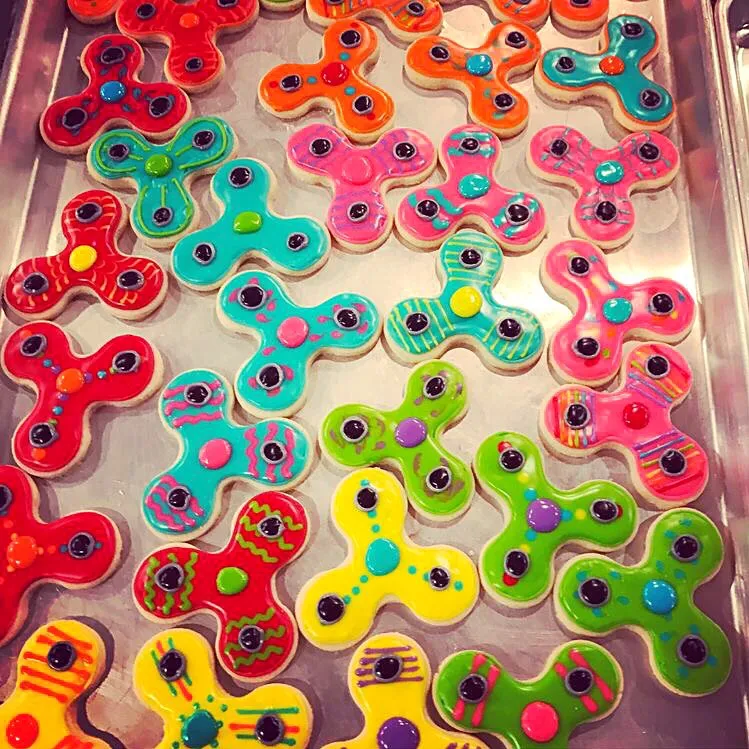 Fidget Spinner cookies 😘 #sugarcookies #lastdayofschool giveaway #kidslovethem|🌺IAnneさん