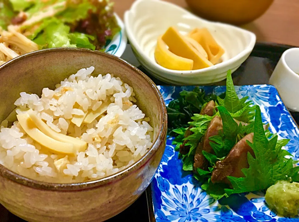 単身赴任の晩ごはん🌙.*✩⃛ೄ
タケノコご飯🍚
カツヲ刺し
タケノコ煮
サラダ なめ茸
エノキと玉ねぎの味噌汁|ぽんたさん