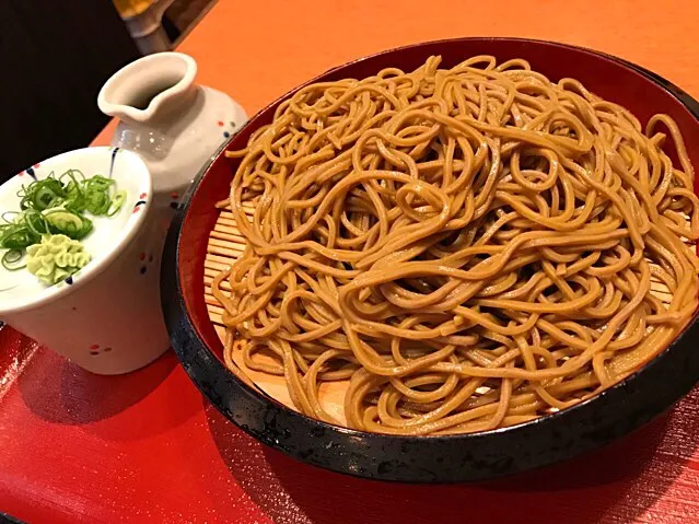 今日の昼ごはんは、韃靼ざる蕎麦を頂いたのですが…関西はめんつゆが薄い店が多いなぁ🤔麺をどっぷりツユに浸けないといけないスタイルが多いですわ。|にゃあ（芸名）さん