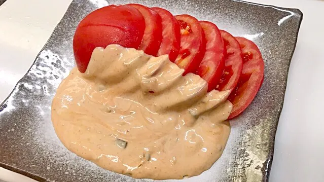 最近お気に入りの聖水の供🍅トマトサラダのサルサマヨネーズソースがけ。マヨネーズのカロリーは低くくないけどサルサのピリ辛感がグッドな一品どす。|にゃあ（芸名）さん