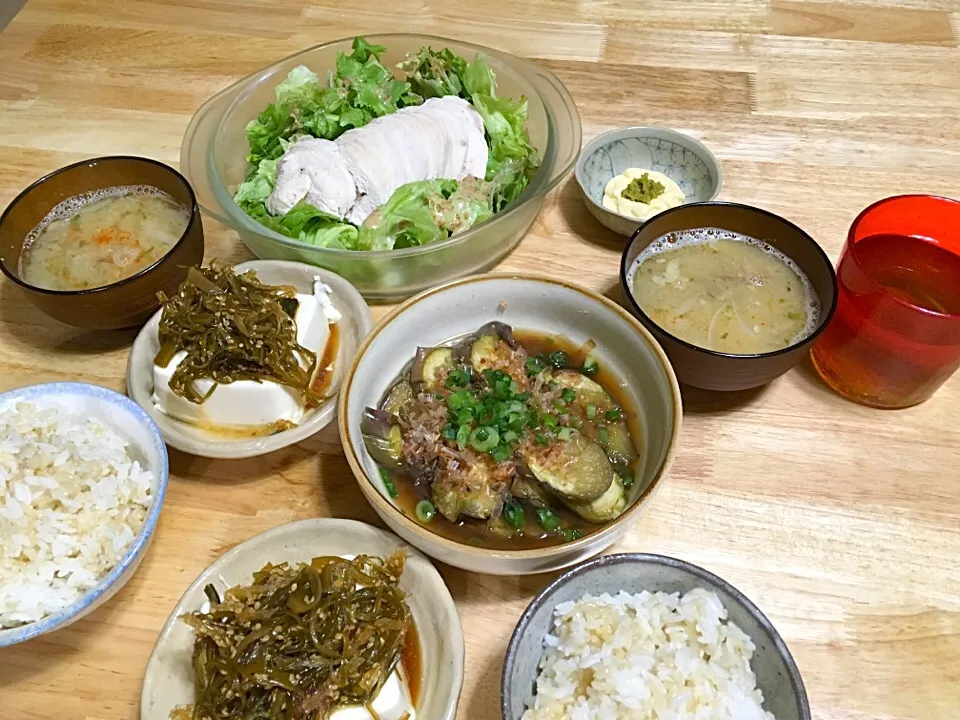 Snapdishの料理写真:晩御飯(*⁰▿⁰*)❤️鶏ハム〜柚子胡椒マヨで
海藻サラダのっけ冷奴
茄子の煮浸し🍆
玄米入りご飯
サツマイモのお味噌汁|さくたえさん