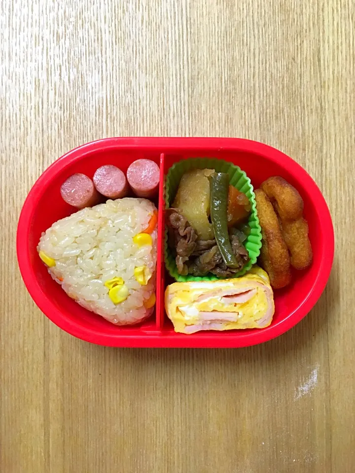 #ムスメ弁当 

肉じゃが、ハム入り卵焼き、アンパンマンポテト、ソーセージ、炊き込みおにぎり|mossan＠OSAKAさん