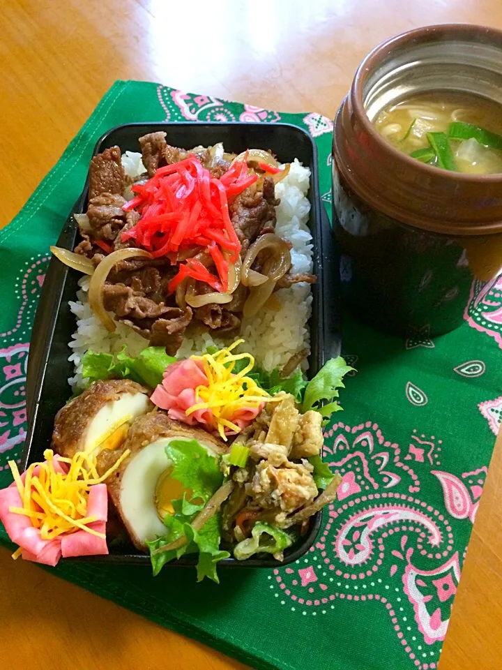 旦那ちゃん弁当🎶
牛丼
玉子肉巻き
きんぴらチャンプルー
お花ハム
大根と人参のお味噌汁|BooBooさん