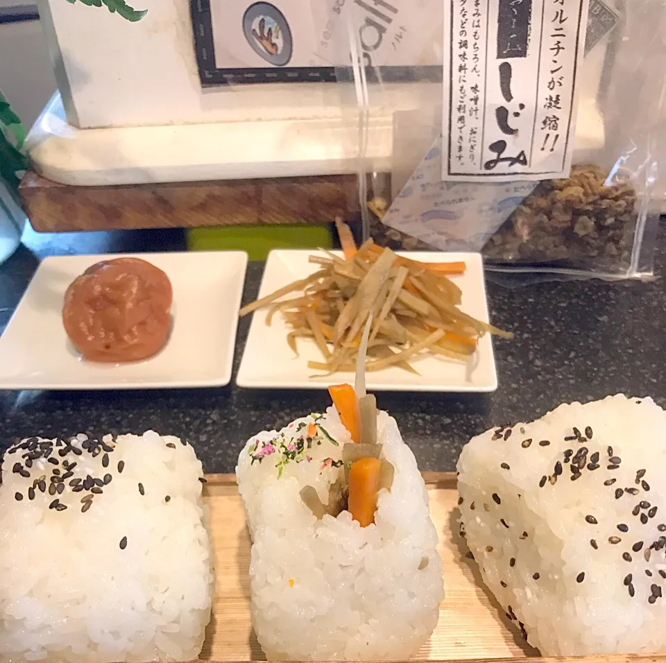 Snapdishの料理写真:息子のお弁当は🍙 梅干し、きんぴら、しじみ 海苔は別付でと。|シュトママさん