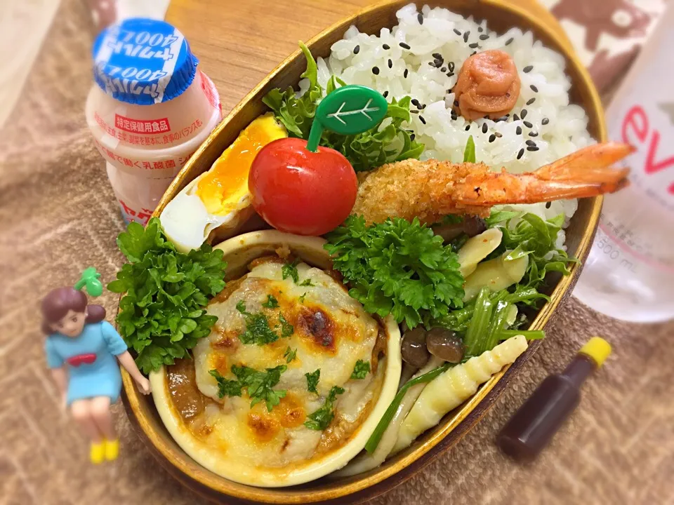 トマトチキンカレー🍛とナス🍆のチーズグラタン&エビフライ🍤&半月焼き&根曲がり竹とブナシメジ・ほうれん草のペペロン炒め&プチトマト🍅のダーリンお弁当♪

#弁当 #フチ子 #根曲がり竹|桃実さん