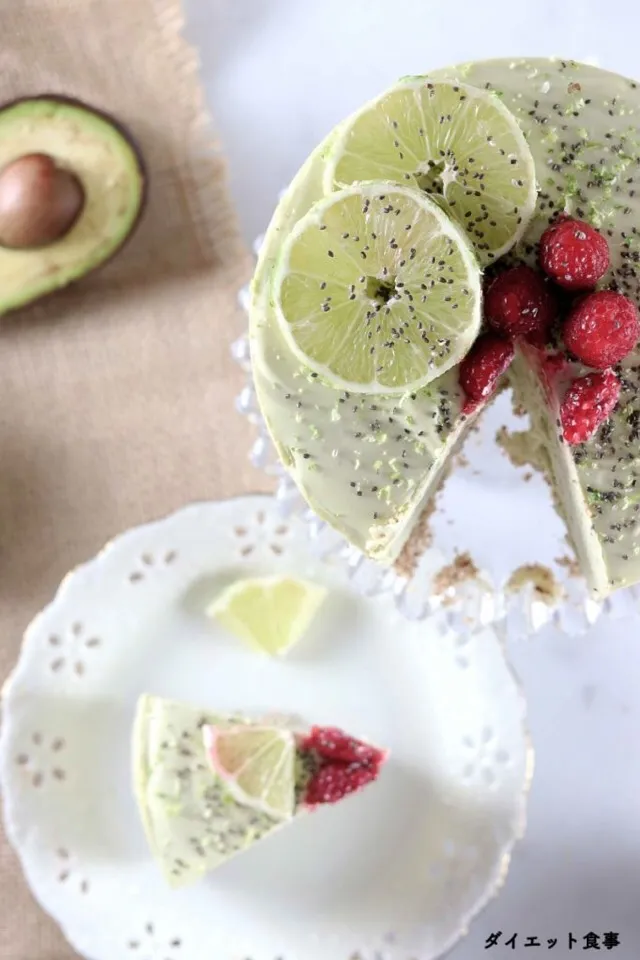 Snapdishの料理写真:アボカドとライムのレアチーズケーキ
砂糖不使用でグルテンフリー🥑|ミラさん