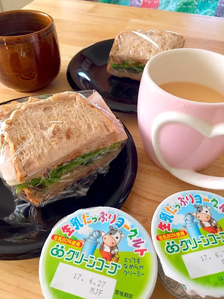 Snapdishの料理写真:朝ごパン(*´꒳`*)ベーコンとブロッコリースプラウトとレタスのサンドイッチ❣️ ヨーグルト ルイボスティー|さくたえさん