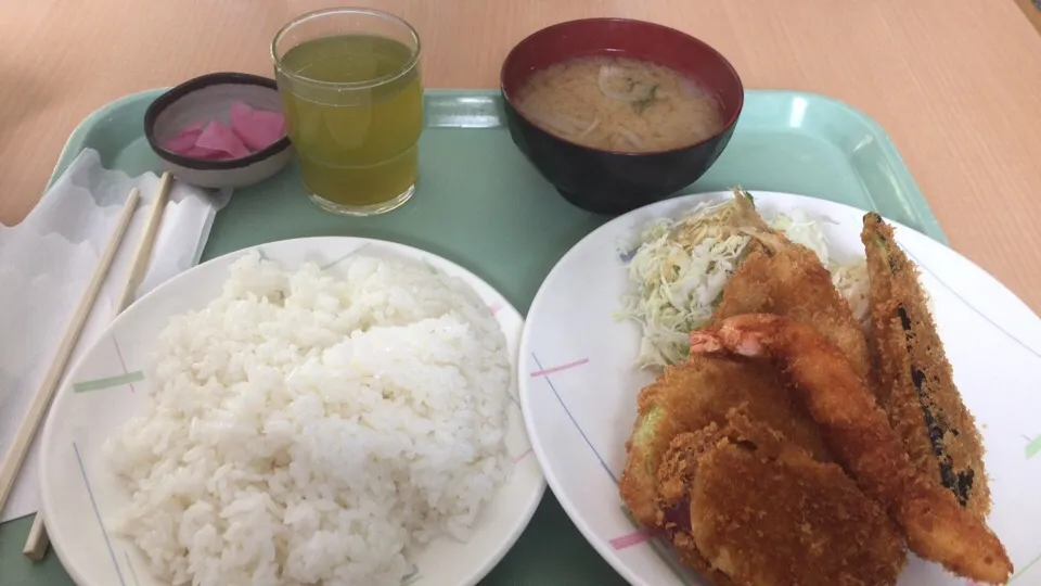 フライ盛り合わせ（ご飯大盛り）660円|おっちさん