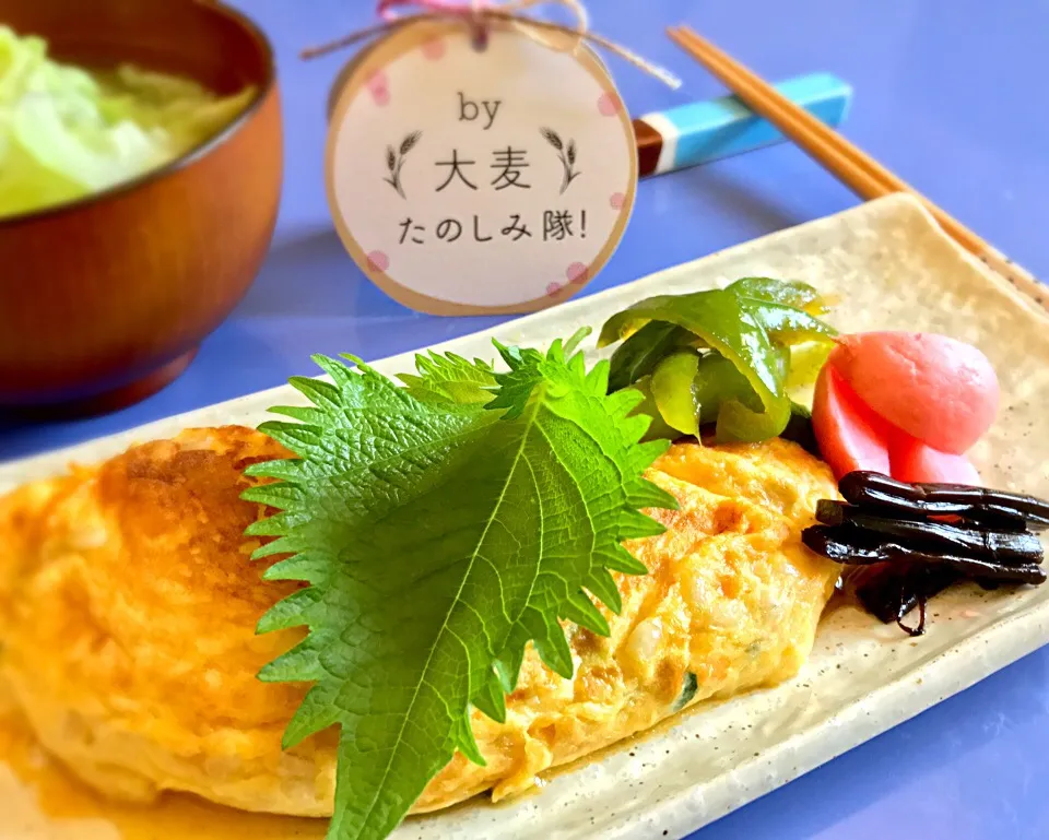 Snapdishの料理写真:昼ごはん  もち麦入り🌾鮭と大葉のオムレツプレート|砂雪さん