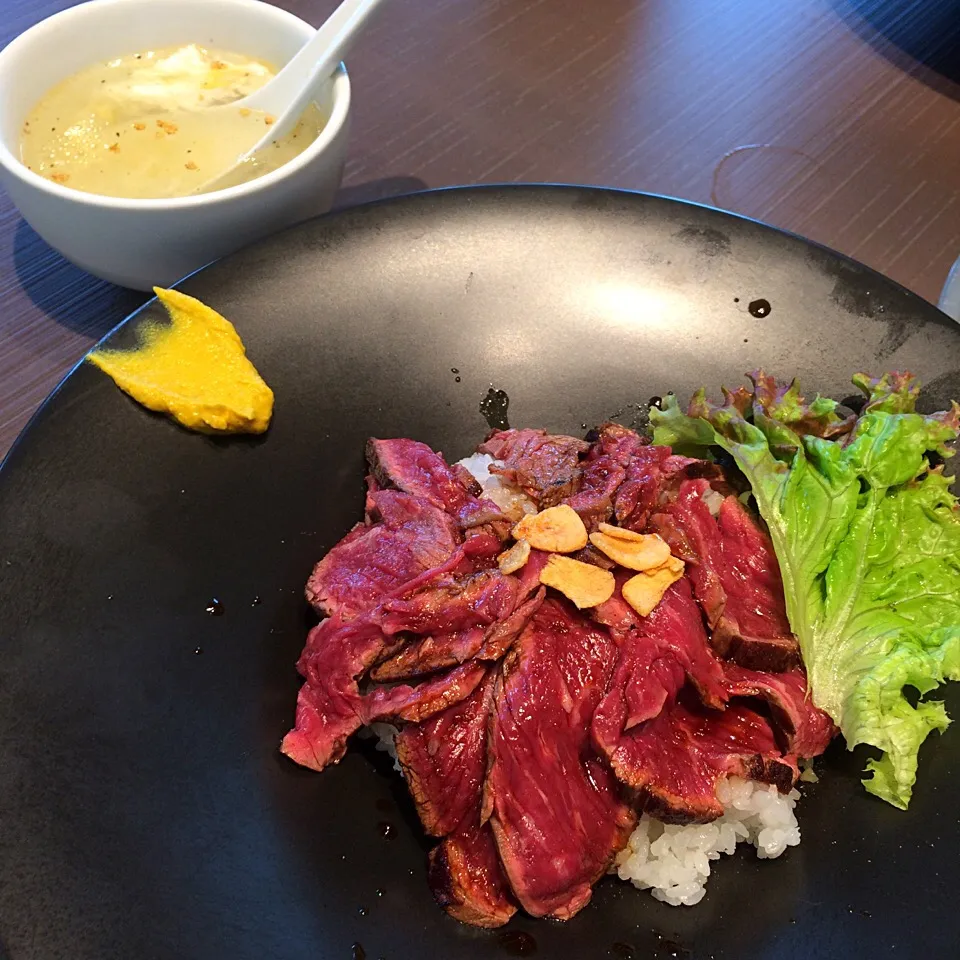 レアハラミ丼lunch♡2017/06/15|ちび太さん